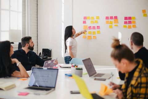 Team von ForschGrün bei der Beratung zu verpackungsrechtlichen Themen im Büro